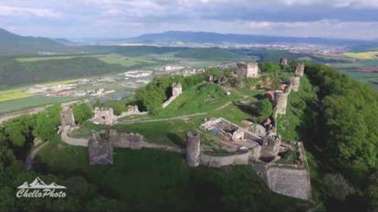 Šarišský hrad - Prešov, Slovakia (from above) Autor: ChelloPhoto Zdroj: https://www.youtube.com/@ChelloPhoto Šarišský hrad - Prešov, Slovakia (from above) Autor: ChelloPhoto Zdroj: https://www.youtube.com/@ChelloPhoto
