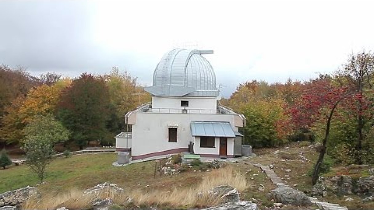 Astronomické a geofyzikálne observatórium UK, Modra Autor: FMFI UK Zdroj: https://www.youtube.com/@MatFyzjeIn Astronomické a geofyzikálne observatórium UK, Modra Autor: FMFI UK Zdroj: https://www.youtube.com/@MatFyzjeIn