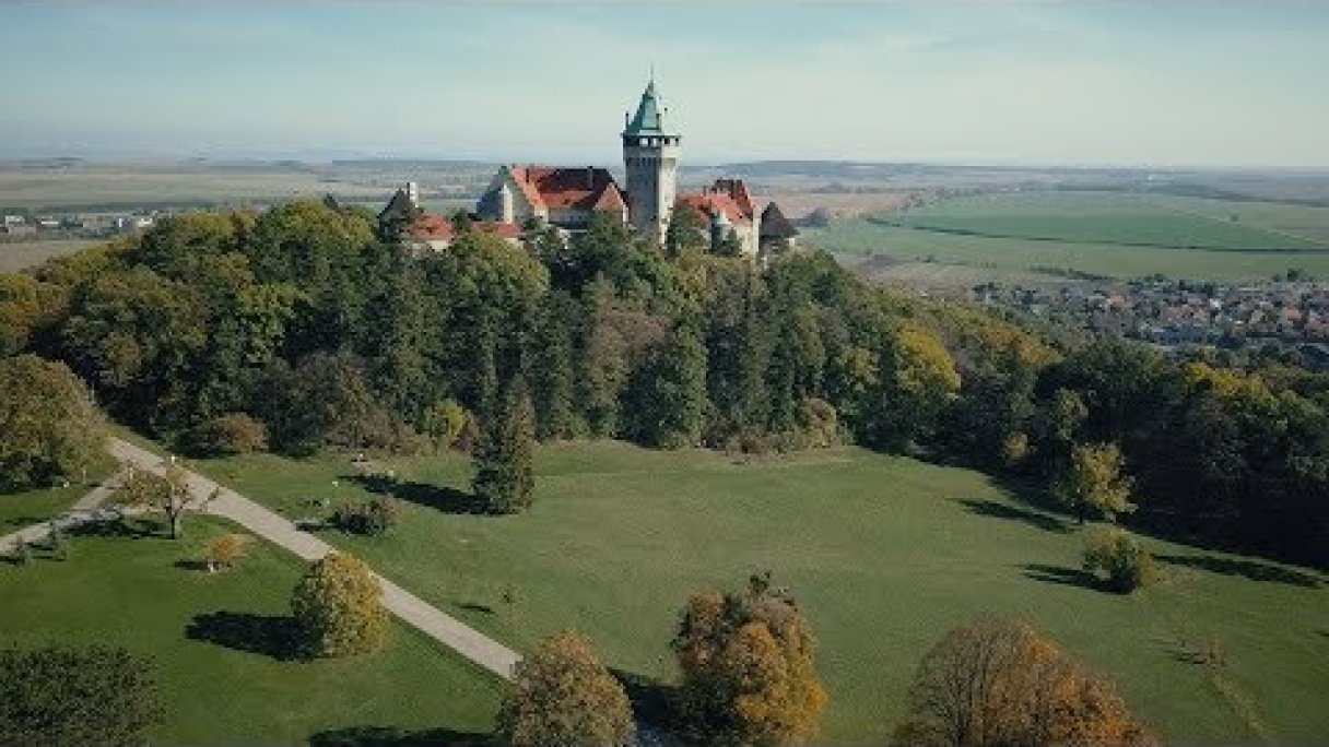 SMOLENICE - Čertov žľab Autor: Studio VLk Zdroj: https://www.youtube.com/@StevoEichenberger SMOLENICE - Čertov žľab Autor: Studio VLk Zdroj: https://www.youtube.com/@StevoEichenberger