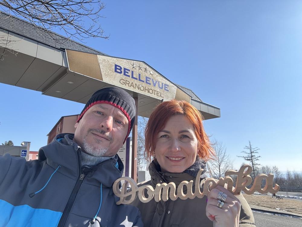 Paula a Peter Sorgerovci pred Grand hotelom Bellevue vo Vysokých tatrách
